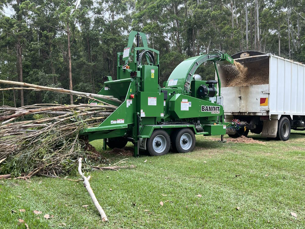 Bandit horizontal grinder in action